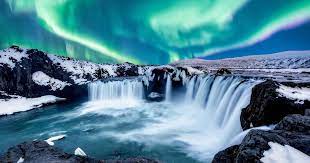 Rilassandoci sotto il cielo dell'Aurora Boreale, potremmo ammirare le meraviglie dell'Islanda!!